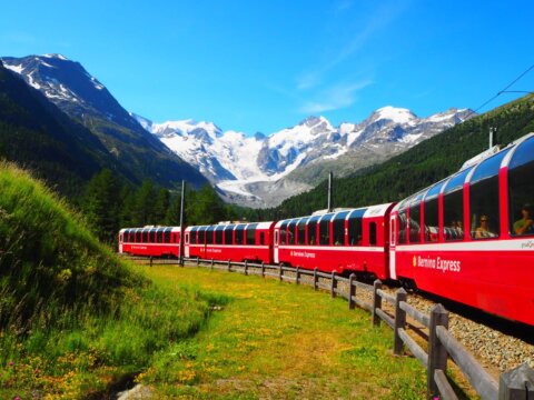 添乗員同行 成田発着 エコノミークラス席 エンジョイ 氷河特急とレーティッシュ鉄道ベルニナ線に乗車 アルプス四大名峰めぐり 8日間