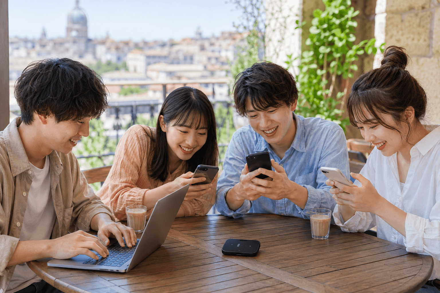 Wi-Fiルーターを囲み、スマートフォンとノートパソコンを利用する旅行者
