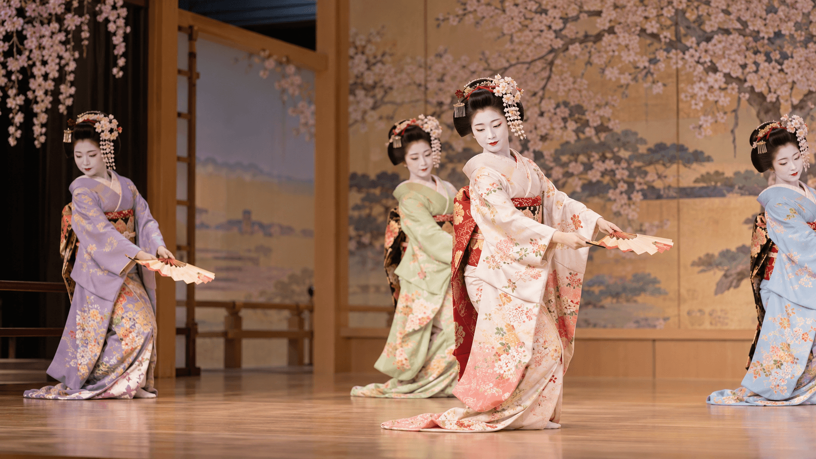 華やかな衣裳で舞う芸妓・舞妓をイメージした舞台